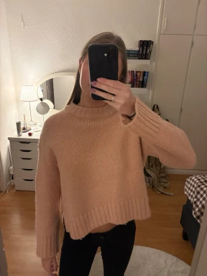 Gina Tricot Chunky Knit Sweater - A super cozy and soft knitted sweater in a beautiful pastel peach/pink shade. Perfect for chilly days and easy to style with jeans! Color: Pastel Pink / Peach  Style: Crew neck with ribbed cuffs and hem. It has a slightly cropped, modern silhouette. Condition: Good pre-owned condition. It is soft, fluffy, and very comfortable to wear.
