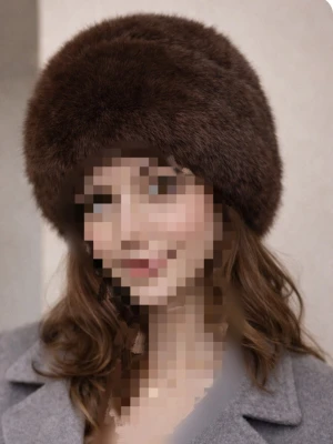 Brun pälsmössa i klassisk stil - Säljer en fluffig och varm brun pälsmössa med rund form. Mössan har en lyxig känsla och är perfekt för kalla dagar. Materialet är mjukt och tätt, vilket ger en snygg och trendig look. Passar dig som vill sticka ut med en klassisk accessoar.