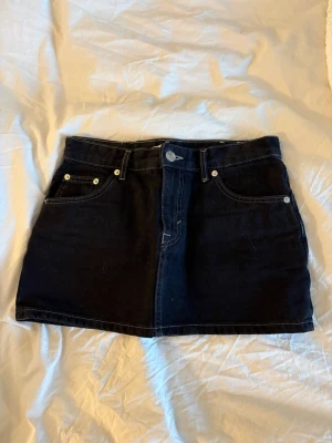 Minikjol - Perfekt svart minkjol från pull&bear som tyvärr blivit för liten för mig🥲💞