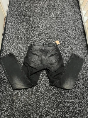Nudie Jeans - Svarta nudie jeans storlek w27 l30