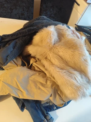 Jackor och päls jackor stl 122/128 - Här är ett klädpaket med flera jackor och västar i olika stilar. Innehåller bland annat en blå jacka med guldfärgade knappar, en gul jacka med vita knappar, en beige jacka med bruna knappar, en jeansjacka, en grå väst och en vit fuskpälsjacka.  Du är varmt välkommen att kika på mina andra annonser. Sammanfrakt 