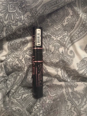 Maybelline Lash Sensational Mascara - Maybelline Lash Sensational Mascara i svart med rosa detaljer. Tuben är cylinderformad och har en snygg, modern design. Perfekt för att ge fransarna volym och definition. Enkel att applicera med den böjda borsten. För fler bilder/information skriv gärna, priset kan justeras 🤗❤️