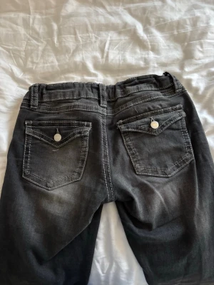 Svarta jeans - Säljer ett par svarta bootcut jeans från Gina Tricot. Storlek 158. Perfekta för en avslappnad och cool stil. Säljer för dom är för små