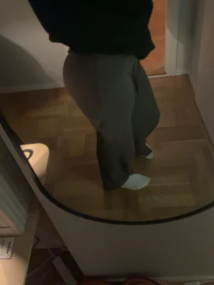 Mörkbruna loungewear-byxor från Nelly - Mysiga mörkbruna loungewear-byxor från Nelly i mjukt och stretchigt material. Byxorna har en avslappnad passform med breda ben och resår i midjan för extra komfort. Perfekta för chill hemma eller när du vill vara bekväm.