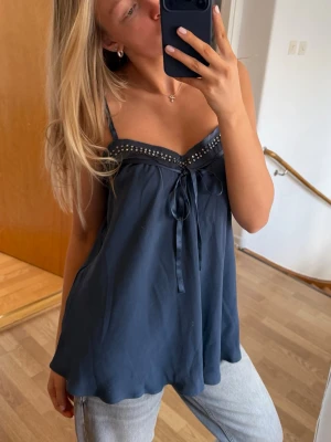 Stella mccartney silkestopp - Otroligt fin silkestopp från stella mccartney x hm! Går inte o få tag på!! Storlek 42, motsvarar en M skulle jag säga💙💙