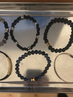 Olika typer av armband - 6 st armband från lite olika märken och färger. Priset avser en klumpsumma för alla 6 men skicka ett meddelande om du är intresserad utav något/några av armbanden så kommer vi överens om pris