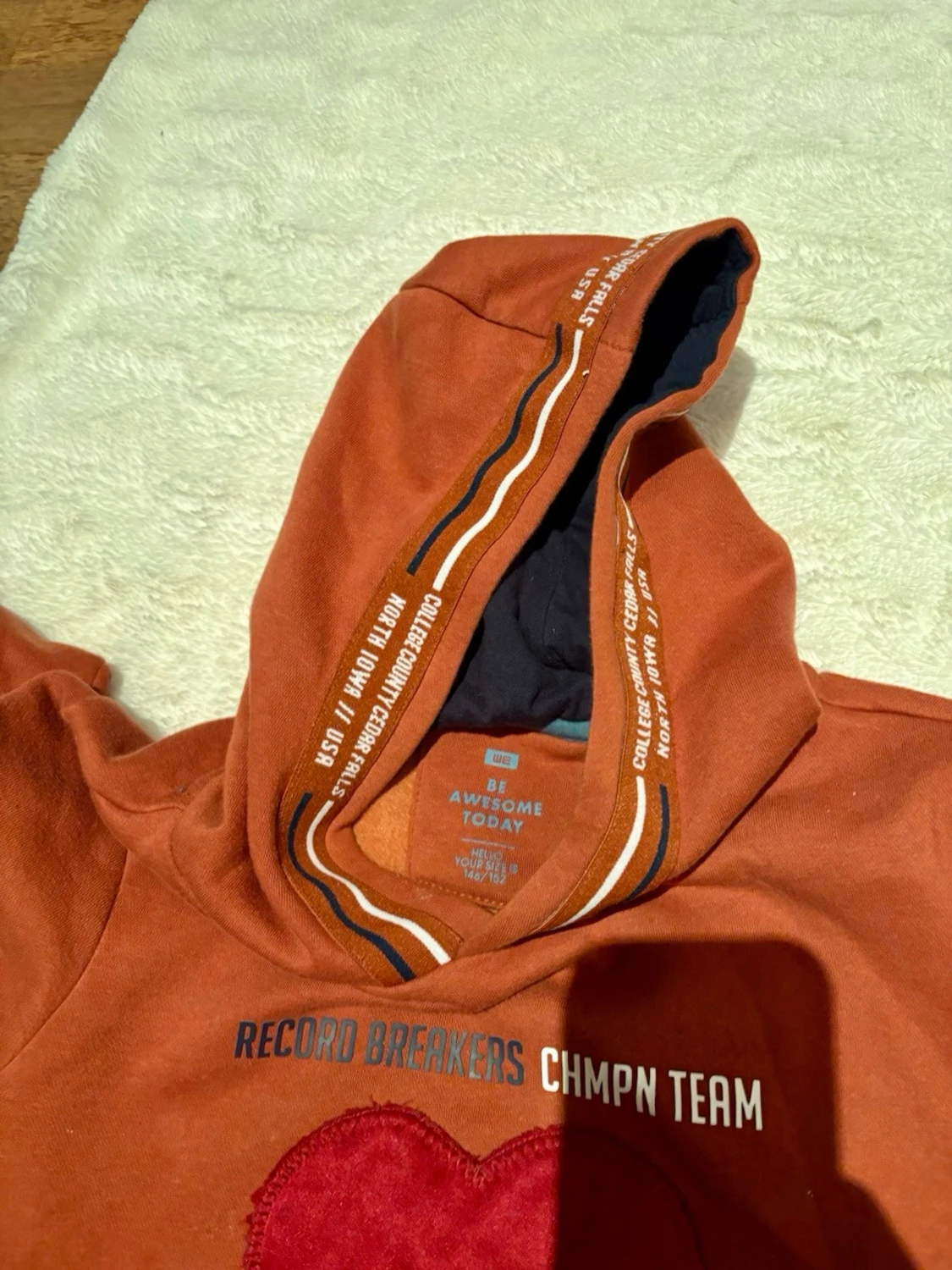 Kanelfärgad hoodie med hjärta - 2