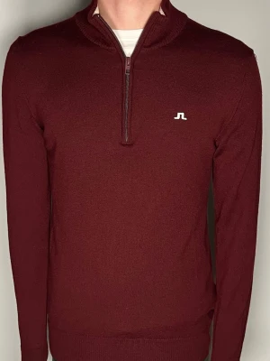 J.Lindeberg halfzip merinoull - Säljer en riktigt snygg och trendig J.Lindeberg halfzip i 100% merinoull och i fint skick, storlek L men sitter mer som M, vid frågor är det bara att skriva //Gramenti