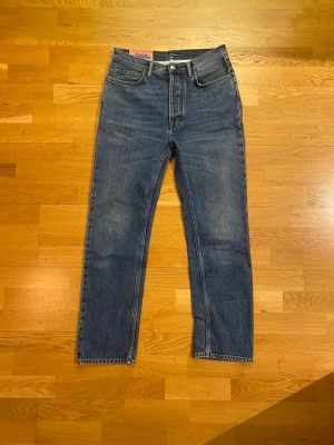 Acne Jeans - Tja säljer dessa tvär feta acne jeans som är i top skick! W29/L32! Priset är ej hugget i sten! Hör av er vid minsta fundering!😃😃