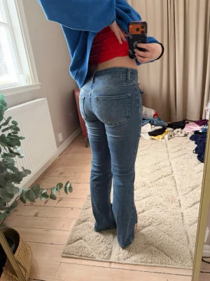 Blå bootcut jeans med låg midja  - Supersnygg och stretchiga. Passar xs men även mig som är S