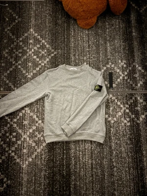 Grå stone island sweater - Helt nytt stone island sweater i storlek S, jätte skön o skit snygg