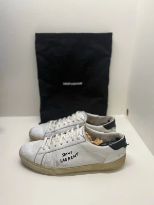 Saint Laurent skor - Säljes nu dessa tvär snygga Saint Laurent skor. Storlek 44 men passar även 45. Skriv vid nån fundering eller om pris!