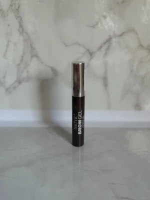 Technic Brow Gel mörkbrun - Technic Brow Gel i mörkbrun nyans med metalliskt silverlock. Perfekt för att forma och fixera ögonbrynen med naturligt resultat. Smidig tub med borste för enkel applicering. Passar dig som vill ha definierade och snygga bryn hela dagen.