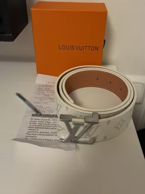 Vit bälte med silver spänne  - Säljer ett helt nytt vit bälte med silver spänne man får med allt som är på bilden låda och kvitto storlek 110cm pris går att diskuteras 