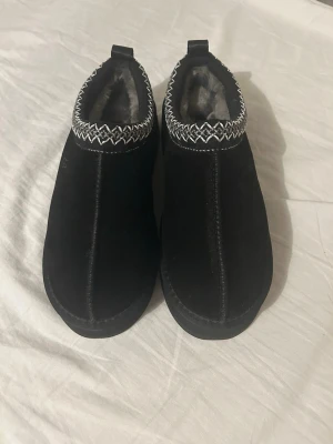 Helt nya svart vita uggs - Svart vita uggs, helt ny ur kartong. Låda kommer med. Aldrig använda, fick dem i present