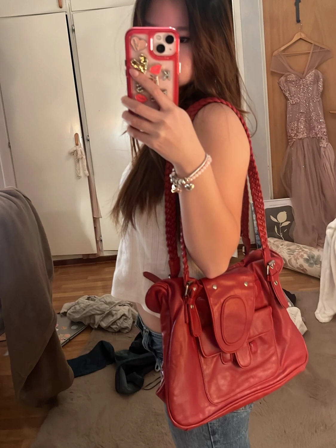 Röd handväska med flätade axelband - 1