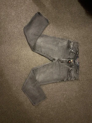  slim fit jeans från Jacob cohein  - Säljer ett par svarta slim fit jeans från Jacob Cohein med klassisk femficksdesign och knappgylf. Jeansen har en lätt tvättad look och raka ben. Perfekta till en avslappnad stil och funkar året runt, priset är diskuterbart.