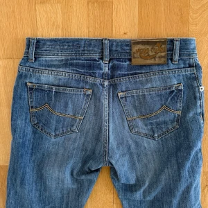Jacob Cohën jeans - Säljer ett par sjukt feta och unika jeans från Jacob Cohën! Jeansen är i bra skick och sitter i en riktigt skön passform. De har även lite nice fades och små slitningar vilket ger lite fina detaljer på jeansen. Hör gärna av er vid frågor elr funderingar!!