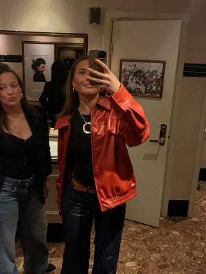 Röd skinnjacka  - Röd skinnjacka ❤️❤️❤️passar båda S och M