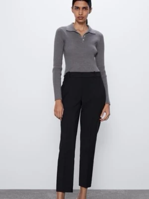 ZARA SVART RAK BYXA MED SPRUND - Stilrena svarta kostymbyxor med hög midja och raka ben. Byxorna har en klassisk passform och är perfekta för en clean och modern look. 