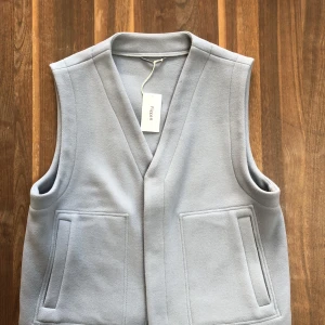 Filippa K väst - En snygg ullväst från Filippa K i duvblå. Västen är i mycket bra skick å prislappen är fortfarande kvar. 
