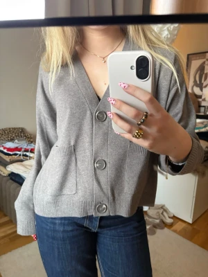 Kofta H&M - Superfin kofta från hm med supersöta fickor och knappar💞💞 Jättefin färg och passar till allt🙏🏽