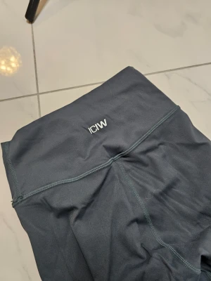 Damgrön leggings från ICANIWILL - Snygga damgrön leggings från ICANIWILL med hög midja och sömdetaljer. Tillverkade i stretchigt material som sitter skönt och formar sig efter kroppen. Perfekta för träning eller chill dagar. Diskret logga framtill i vitt.