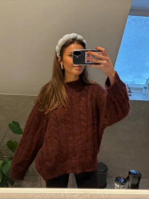 Vinröd stickad tröja  - Vinröd kabelstickad tröja. Storlek M 🙌🏼🙌🏼💕💕från COS 