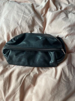 Neccesär - Har några fläckar på insidan annars i bra skick