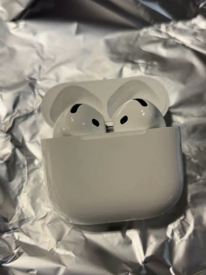 Apple AirPods med laddningsetui - Säljer ett par vita Apple AirPods Gen 4! Som är värda 1500 kronor! Dem är ganska nya och lite använda men man märker nästan ingenting nästan helt🤗