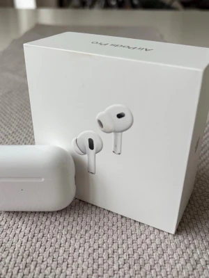 Apple AirPods Pro trådlösa hörlurar - Säljer mina AirPods Pro som aldrig komm till användning legats i cirka 2 månader kvitto finns! Om du vill ha bevis på äkta 