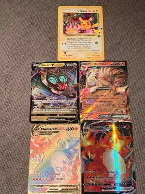 Pokémonkort samling med holo och VMAX - Säljer fem Pokémonkort: Birthday Pikachu, Noivern V, Ninetales ex, Charizard VMAX och Dragapult VMAX. Alla kort har färgstarka illustrationer, flera med holoeffekt och VMAX-design. Perfekt för samlare eller dig som vill boosta din lek med unika och snygga kort.