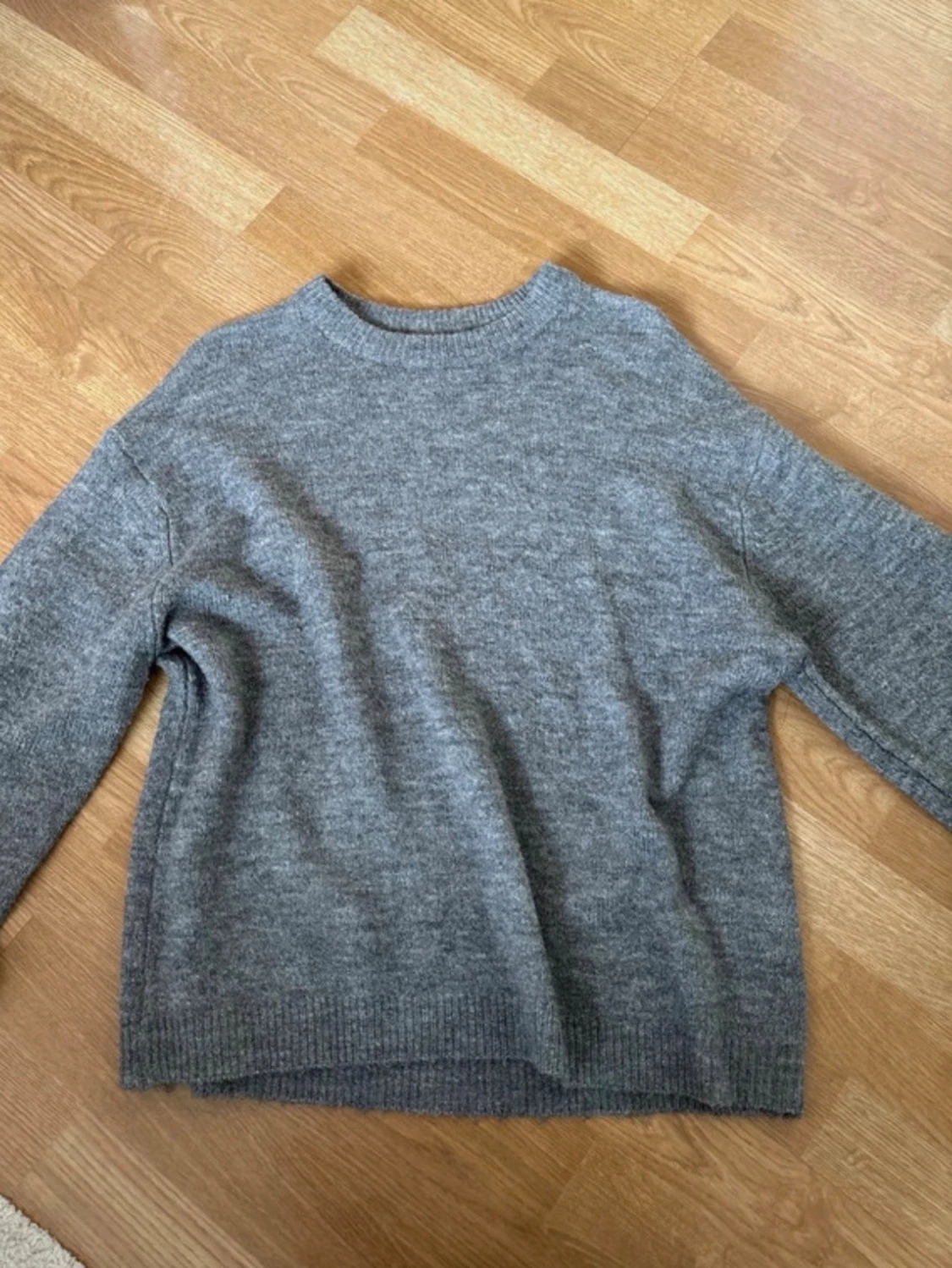 Grå stickad tröja i ullmix