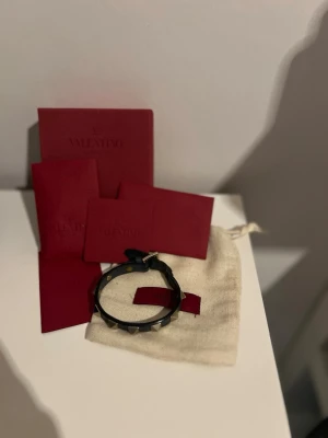 Valentino Garavani bracelet - • The bracelet have been well taken care of and are in excellent condition.  • Size: Fits all  • Color: Blue • Retail price: 2500 SEK / 250€ • Ships within 24 hours of purchase