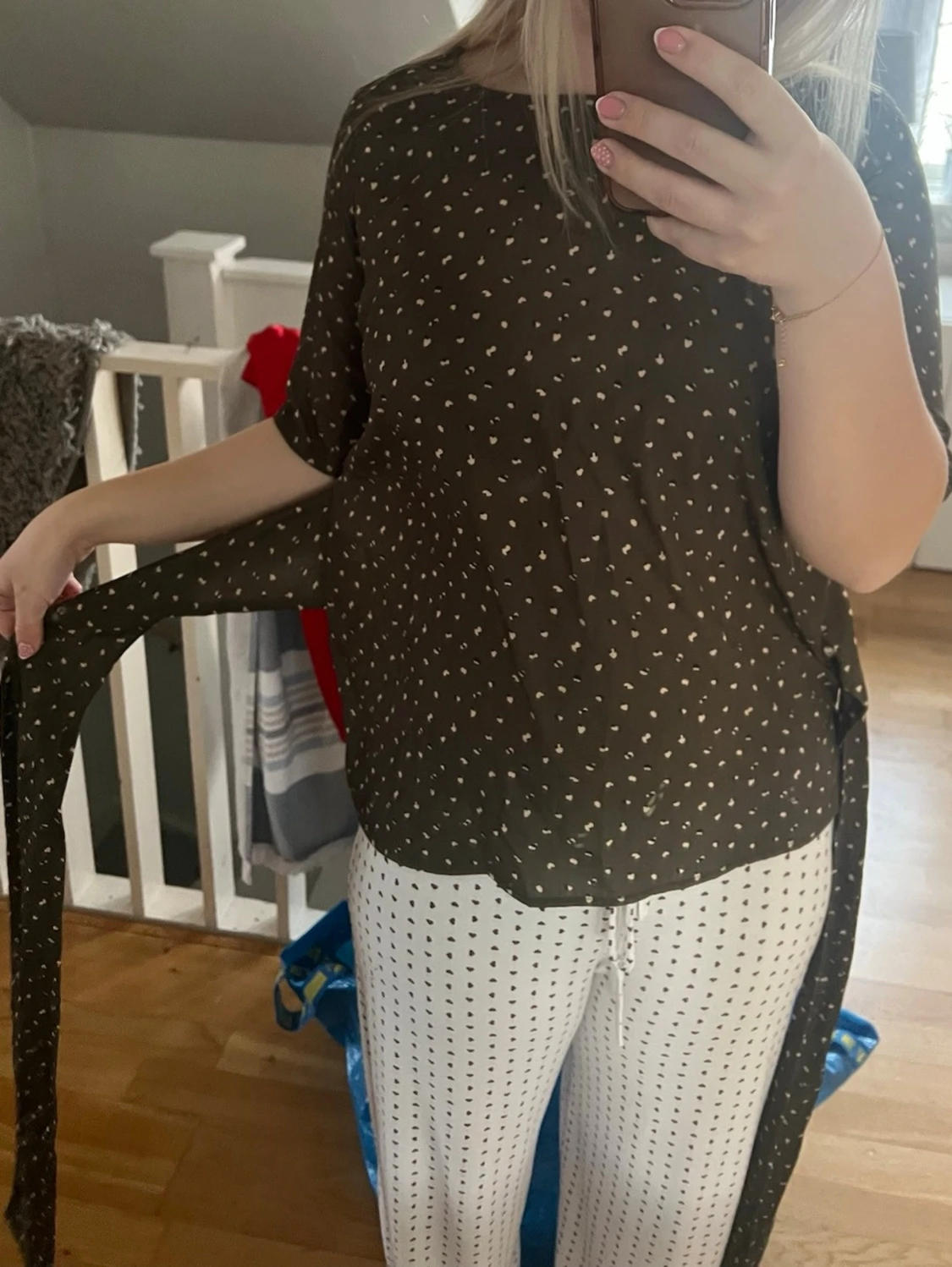 Mörkgrön blus med knyt och småprickigt mönster - 1