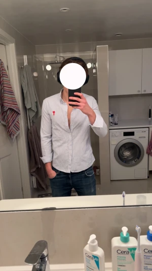 Skjorta från AMI Paris  - Säljer en riktigt fel skjorta från AMI Paris i storlek S. Skjortan är i nyskick med grym passform till ett sjukt bra pris! Nypris: 2500-3000kr, Mitt pris: 700kr