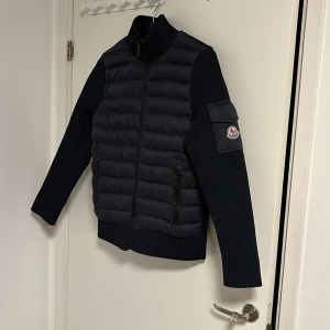 Moncler Jacka/Cardigan - Säljer min Moncler jacka/cardigan då den blivit för liten för mig och det är dags för något nytt. Jackan är i storlek S och är i fint skick. Vid frågor är det bara att höra av sig och priset är såklart diskuterbart!