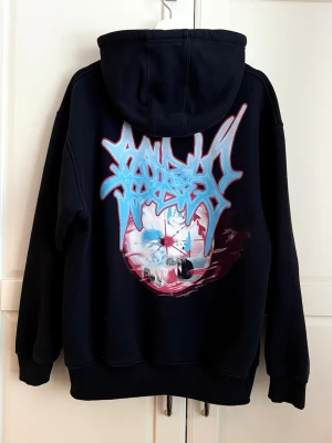 Drain Gang x Sad Boys SBG ”Love” Hoodie - Nog av de mest rare droppsen från ”OFFSEASON SPEEDBALL” av bladee från 2018 och super limited som knappt finns någonstans längre, senast piece såld var 3 år sen för 2200kr, ingen lowball men öppen för bud, storlek M. Den är i bra kondition 8/10.