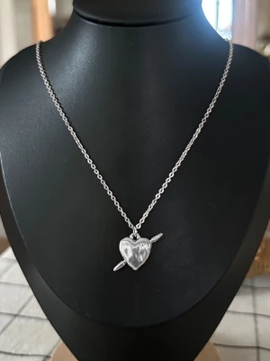 Maria Nilsdotter Tuvstarr necklace Inspired! - Inspirerat Halsband av Maria Nilsdotter.  Halsbanden är 100% rost och nickelfria och kedjorna är 40cm men går att förlänga med ytterligare 5cm. Vid mer frågor är det bara att höra av sig ☺️