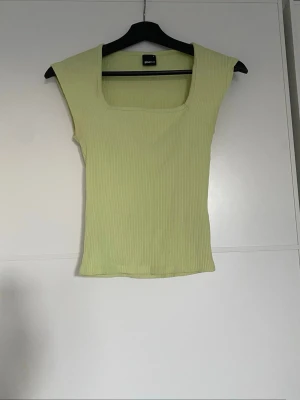 Topp  - Neon grön topp från gina, i mycket bra skick 