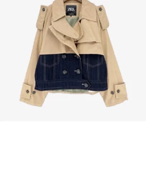 Beige och blå trenchcoat från Zara - ❣️SÖKER ❣️Unik trenchcoat från Zara i beige och mörkblått med pinstripe-detaljer. Jackan har dubbelknäppning, stora knappar och dekorativa axelklaffar. Materialmix av bomull och jeans ger en cool kontrast. 