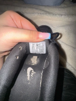 Nike Air Max Plus TN helsvarta sneakers - Säljer ett par helsvarta Nike Air Max Plus TN sneakers med klassisk Tn-logga bak. Skorna har en sportig siluett, mesh och syntetmaterial i ovandelen samt synlig Air-dämpning i sulan. Perfekta för dig som gillar streetwear och vill ha en ikonisk sneaker.