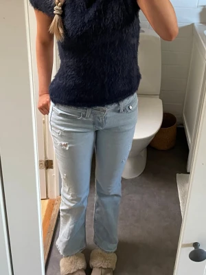 Ljusblå Levi's jeans low - Säljer ett par ljusblå jeans från Levi's med slitna detaljer. Jättefina jeans men tyvärr för korta för mig💓