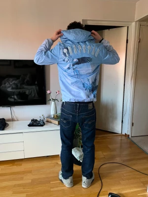 Trapstar windbreaker - Säljer en fin Trapstar windbreaker! Storlek M och är HELT ny. OBS fläckarna ni ser är ENNDAST vatten och jag kan skicka nya bilder om nu så önskas :)                                                                            Säljes för 599 :- vid frågor är det bara att skriva:) finns tags och påse till Vi finns även på plick. ”sweclothesss” // Mvh swe_market