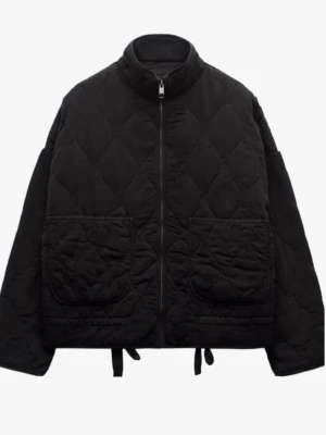 Jacka svart ZARA - Supersnygg populär vårjacka i svart från ZARA som sitter skönt. Strolek M, men funkar för S också. Dragkedja och band där nere. ”Bubblig” i materialet. Använd ett fåtal gånger. Jackan passar för höst- och vårjacka, samt till sommarn! Fler bilder finns, hör av dig vid minsta fundering🩷Pris kan diskuteras vid snabb affär. 