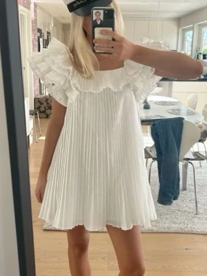 Vit plisserad kortklänning med volang - Sååå sjukt eftertraktad och populär klänning från Zara!! ❤️ så fin till student och liknande! 
