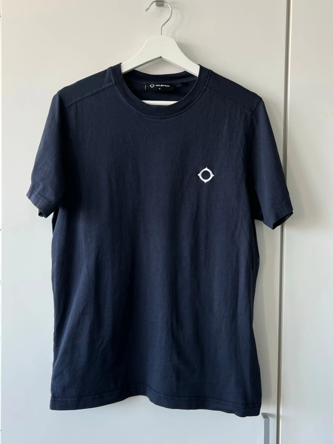 Marinblå t-shirt från MA.STRUM