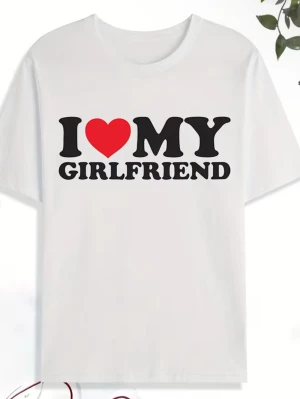 Vit t-shirt I Love My Girlfriend - Vit t-shirt med trycket 'I ❤️ MY GIRLFRIEND' i svart och rött framtill. Klassisk rund hals och korta ärmar. Perfekt statement-plagg för dig som vill visa lite extra kärlek. Tillverkad i mjuk bomull för skön känsla hela dagen.