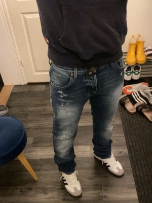Jacob Cohen Selvedge Limited Edition - Riktigt fräscha Jacob Cohen i modellen Nick! Storlek W31 L34, men passar vem som helst egentligen, jag är ca 173 på bilden och dem passar även mig pga av att dem stackar riktigt snyggt nere vid skorna. Inte helt nya utan använda och lapparna är borttagna men sparade, mycket fint skick. Selvedge denim. Alla slitningar är originela, alltså ingen som jag har med att göra! Hör av dig vid minsta fundering! 