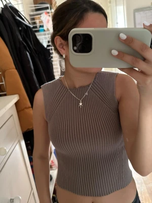 Brun ribbad stickad linnetopp - Säljer denna fina sommartorp på grund av att den inte används längre😇💗